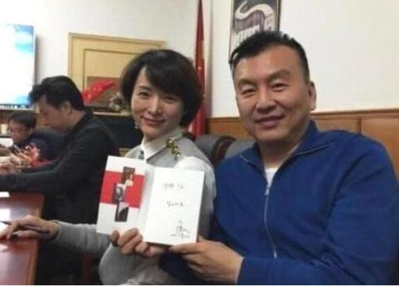 张泽群|央视名嘴张泽群，3次向董卿求婚获董母支持，如今55岁终于当爹