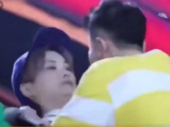 韩雪|明星被占便宜的尴尬瞬间，薛之谦被吻，韩雪吓坏，刘亦菲最惨