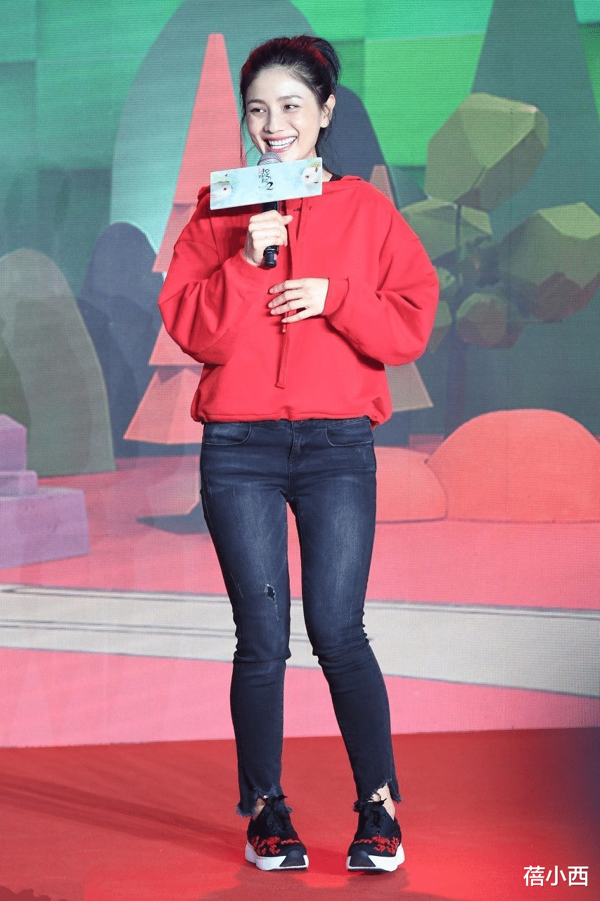 蓓小西|沙溢的老婆胡可又美出圈了，穿印花裙配波波头好嫩，不像奔五的人