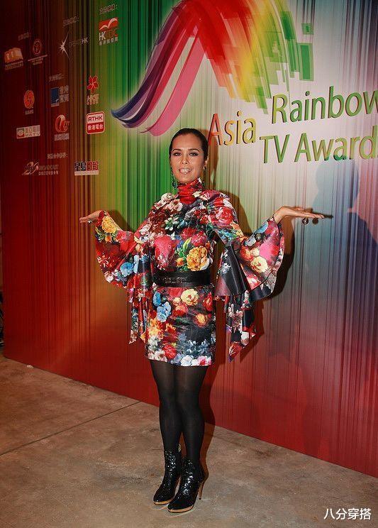 八分穿搭|韦唯罕见走清新风，一身白色旗袍清新素雅，搭配牛仔裤也不违和