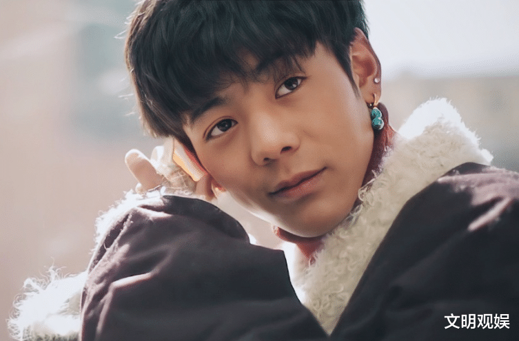 主持人|丁真现实中长啥样？跟TVB主持人连线直播，无修镜头看出真实状态