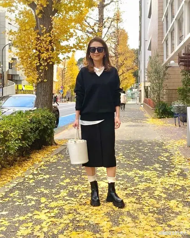 动物园主的夫人 冬季针织衫怎么穿好看又省钱 看看这位博主的简约搭配法会给你灵感
