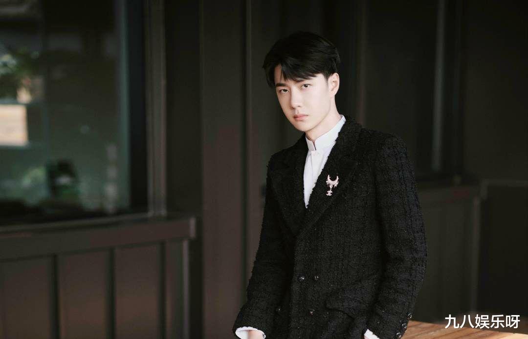 王一博|王一博新代言实现“酷盖”人设，直播还有亮点，新剧热度依旧