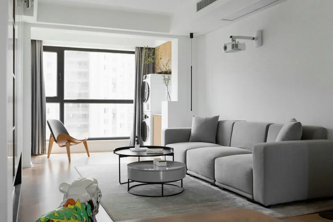 超温柔氛围感！大平层旧房改造，90后独居男生的原木小家