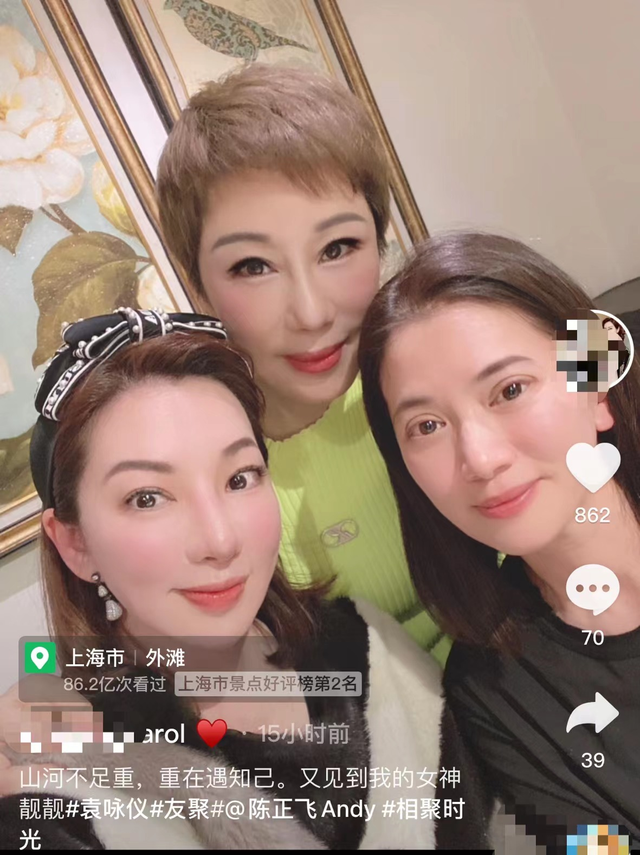 袁咏仪|50岁袁咏仪与友人吃大餐，喝到微醺脸颊红润，桌上数瓶茅台显奢侈