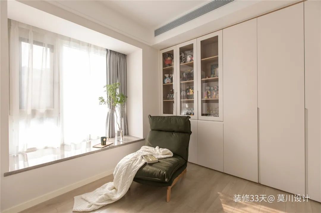 装修设计：118平现代北欧三室，餐厨一体，书房开窗