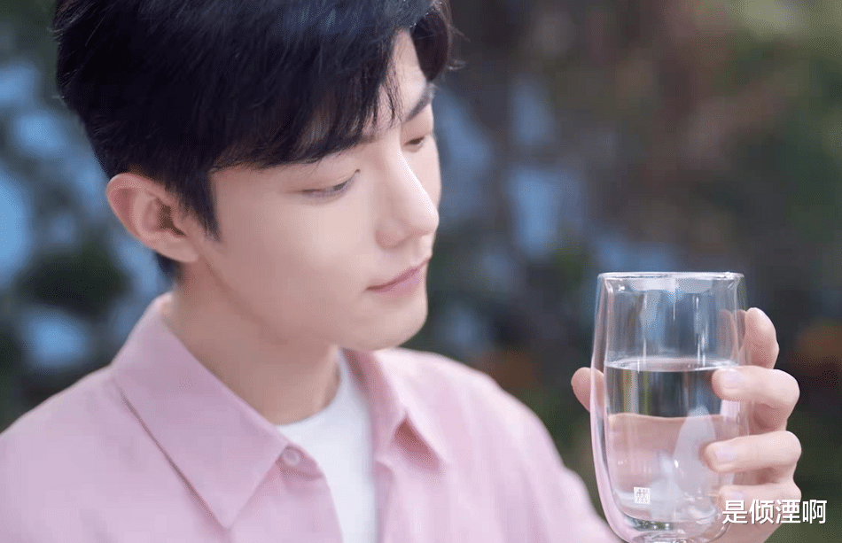 粉色|肖战和粉色的适配度有多高？他站在那儿，他就是温柔本身！