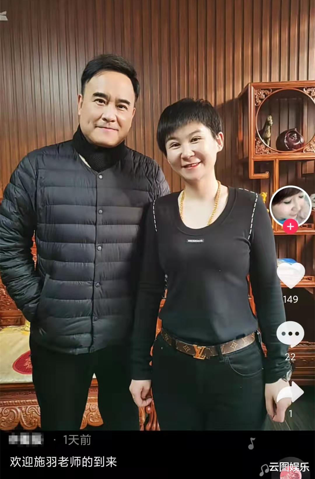 施羽|59岁男星施羽近照精神好，入行30年零绯闻，低调娶妻生娃家庭幸福