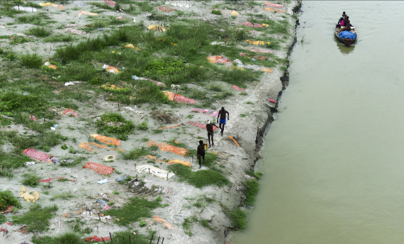 印度雨季到來，恒河水位上漲大量浮屍被沖上岸，現場畫面曝光令人心碎-圖2