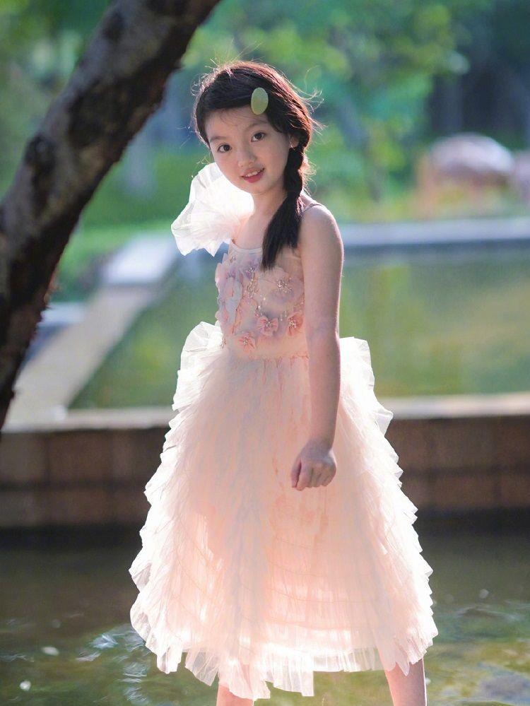 阿拉蕾|9岁阿拉蕾晒近照,和妹妹一起拍照很可爱,姐妹们好像共用一张脸