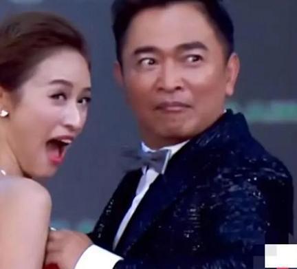 吴宗宪|女大需避父吗？吴宗宪携手女儿走红毯，当众帮提“抹胸”引争议