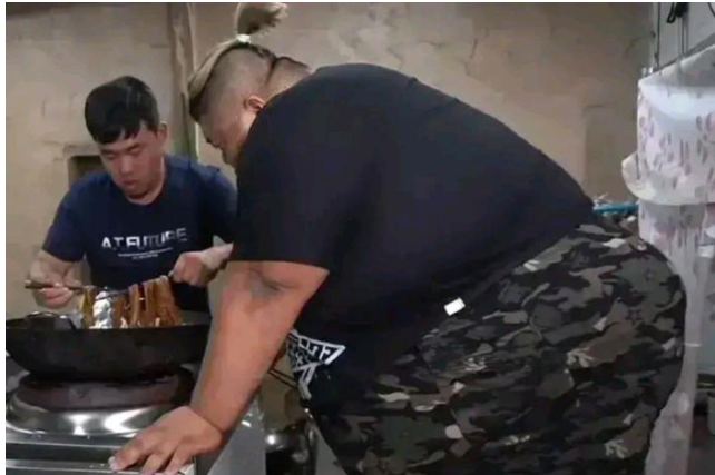 |网红吃播胖猴仔清空作品，疑健康出问题