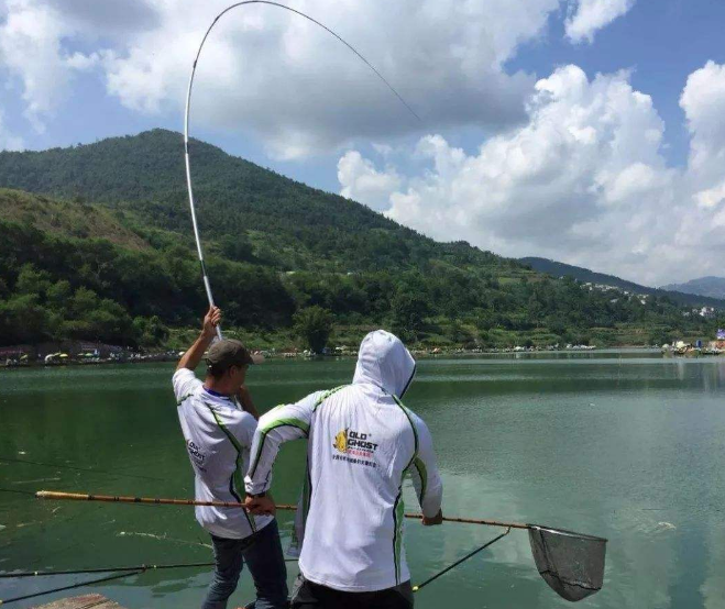 钓鱼大对决|湖南史上最严禁渔令并不严谨，禁用多钩毒饵船艇，还需向公众释疑