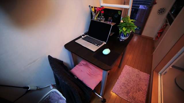 女孩蜗居在8平方米公寓里，生活设施一应俱全，月租3800贵吗？