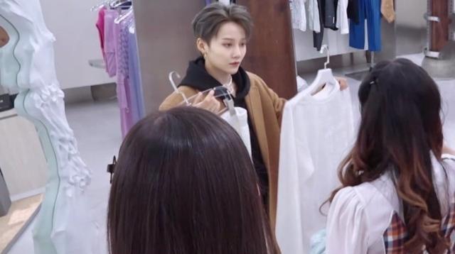 刘雨昕|刘雨昕选的短裤被嫌弃，当女团顾客换上后，才知谁的眼光好