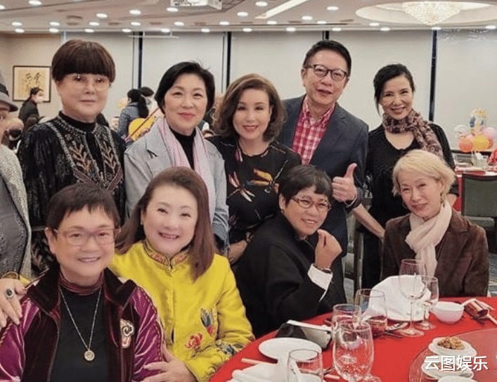 关秀媚|一众老戏骨聚会！55岁关秀媚仍貌美，与小7岁男星相恋15年不结婚