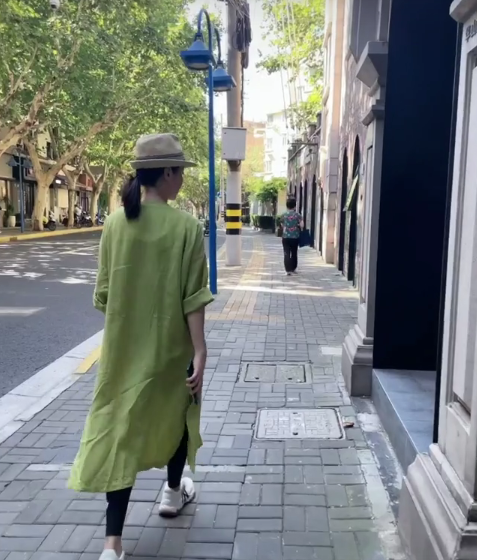 万蒂妮|主持人万蒂妮和沈婷回母校上戏，晒出年轻时的旧照，一点也没变老