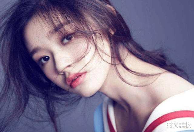 时尚美妆|《美人鱼》捧火的林允，皮肤白皙令人羡慕，其实只做了两件事