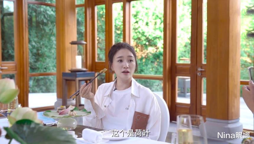 Nina昵娜|李小冉罕见翻车！穿衬衫五分裤船上跳舞暴露身材，腰间勒出层层赘肉