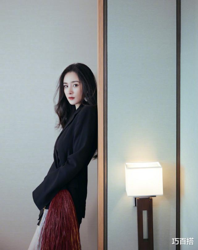 杨幂|杨幂《快本》造型好稚嫩，双麻花辫子充满童趣，好可爱