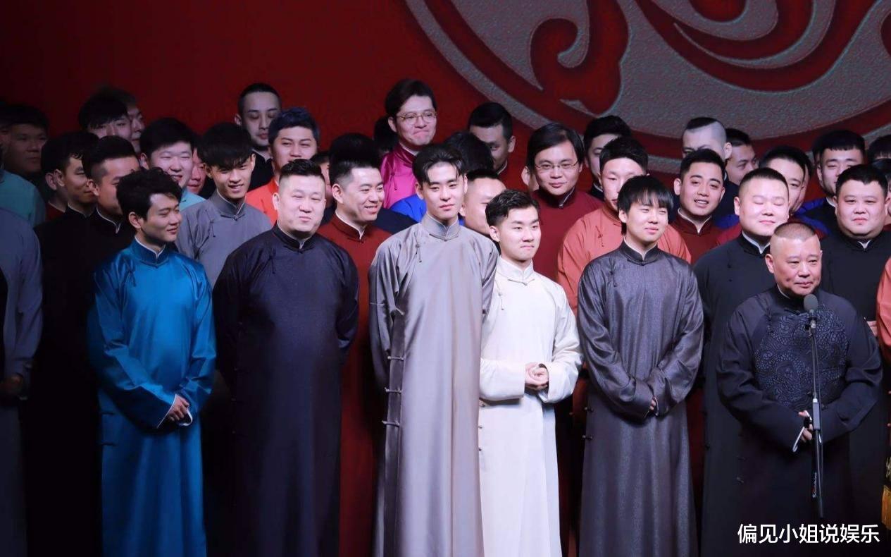 德云社|德云社观众里牛人多，大哥要求在肚皮上签名，郭德纲徒弟欣然应允