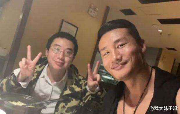 主播户外搭讪女生被拒绝,双方发生口角,全程拍摄太不尊重人