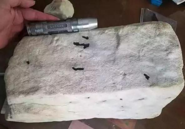 冰种翡翠|380万的翡翠原石,被他一刀切涨4000万,身边的人瞬间炸开锅了!