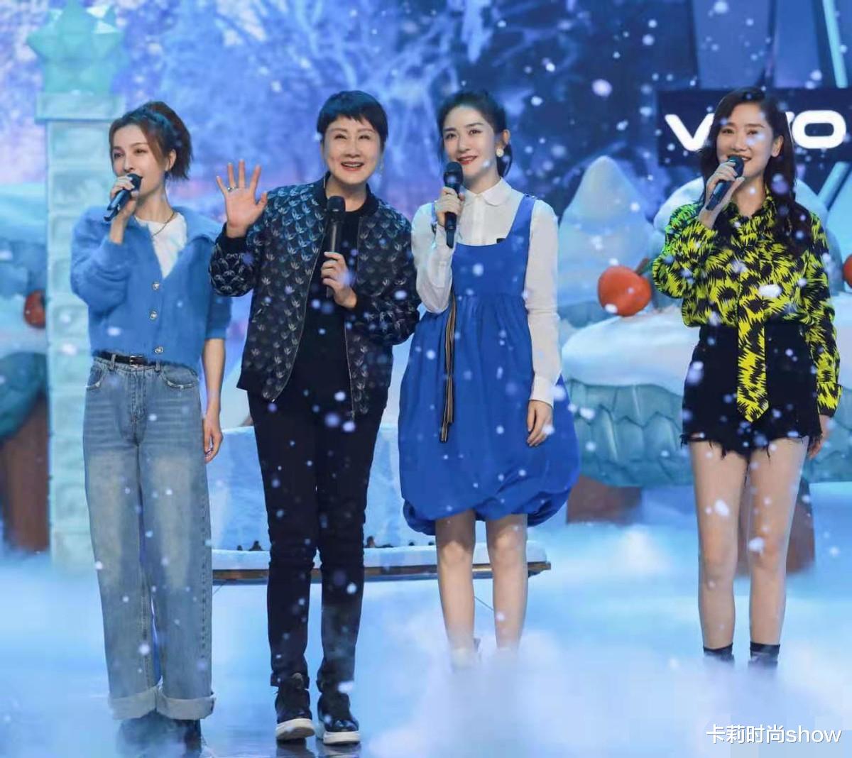 卡莉时尚show|张凯丽真不把自己当大婶，短裤配粉T也敢出门？别说，还真挺年轻