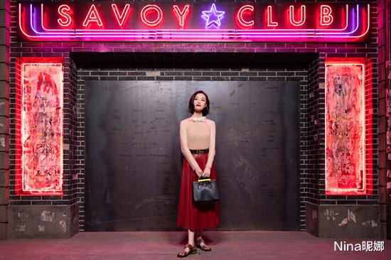 周晓鸥|倪妮正式入行十周年,穿大衣配卡通毛衣庆生,出道10年仍是少女颜