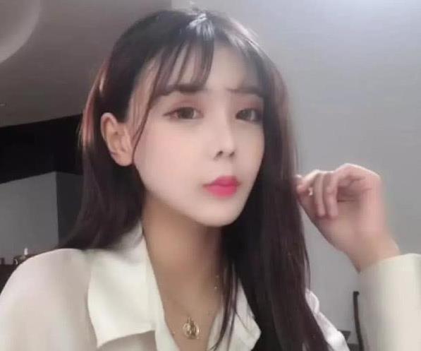 |韩安冉找了个好老公，逛迪士尼被偶遇，男方的表现令人称赞