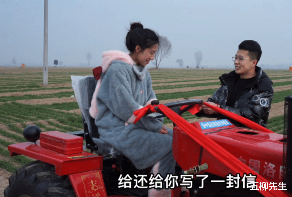 麦小登|送拖拉机当新年礼物？知名网红麦小登和男友秀恩爱，网友：太酷了