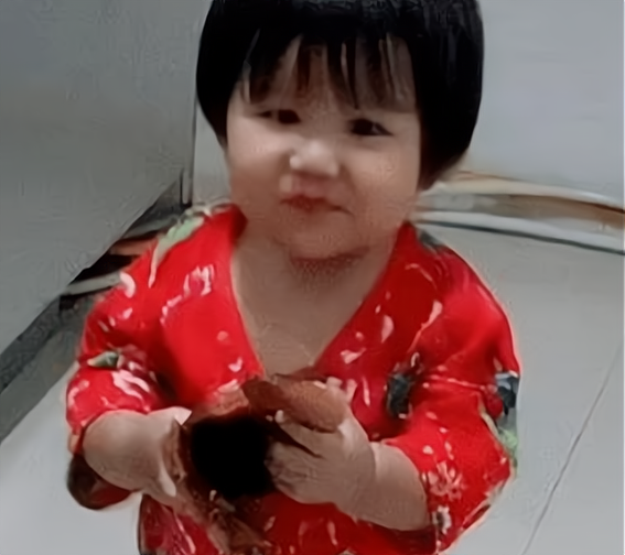 女孩 10岁男孩半夜偷做宵夜，妈妈掐着时间来“混饭”，堪称吃货母子