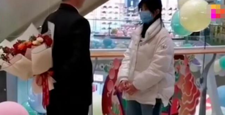 亚洲播报一姐 3年恋爱长跑！男子在商场内跪地向女友求婚被拒，知情人透露原因