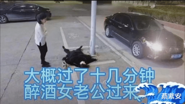 夜深了,醉酒女子跌跌撞撞最终倒在路边,她想念逝去的哥哥