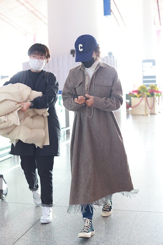 王珞丹|王珞丹真会穿，“披肩感”长大衣好显个性，流苏设计很吸睛，真靓