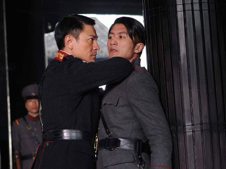 刘德华|刘德华惊了，自己当年抱着亲吻的婴儿长大后把他“踢下了”神坛