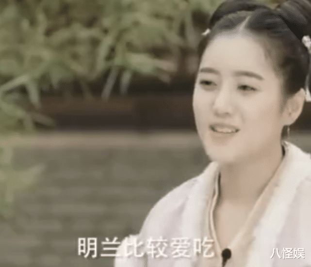 赵丽颖|赵丽颖宁波拍戏被偶遇，低头专注于剥虾，比对面男演员吃得还多