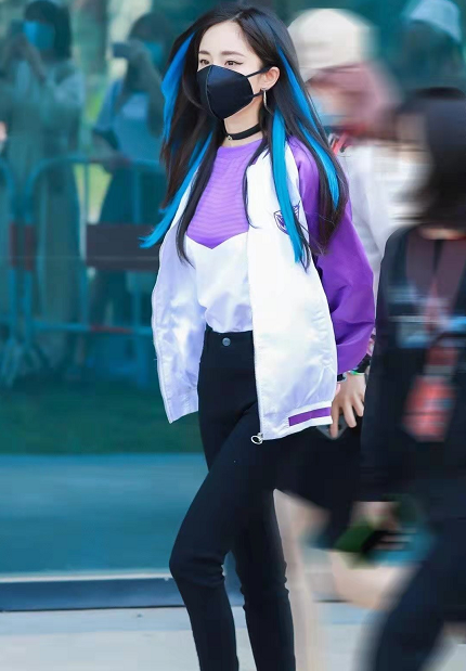 时尚风行派|杨幂真有想法!新路透穿运动服混搭项圈一秒变酷girl,狐狸眼撩人