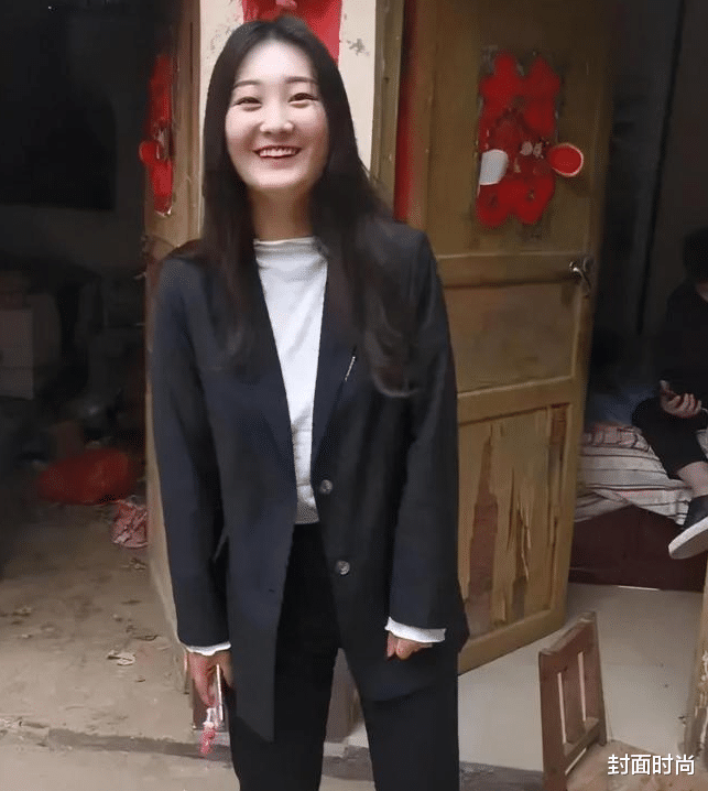 封面时尚 大衣哥儿媳挺有主播气质,穿秋衣看着时髦有型,但和老公不太亲近