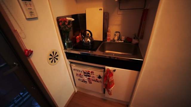 女孩蜗居在8平方米公寓里，生活设施一应俱全，月租3800贵吗？