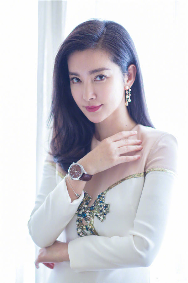 发型 发型得根据脸型来决定，马伊琍剪掉黑长直，显年轻还更显气质