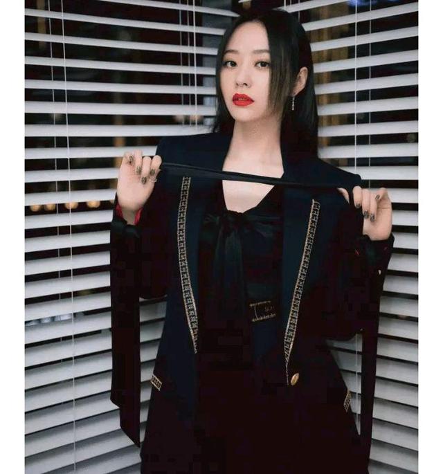 张靓颖|张靓颖捡漏辱华代言遭网友全面抵制：缺钱缺的脑子都不要了？