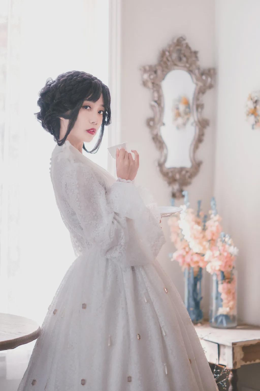 lolita|Lolita：世人说她孤傲高冷，但总有人能一眼看穿她深藏的温柔