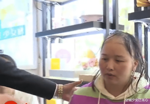 朴信惠 美女去洗完头结果秃成“裘千尺”，美发店：我又没给你用硫酸洗