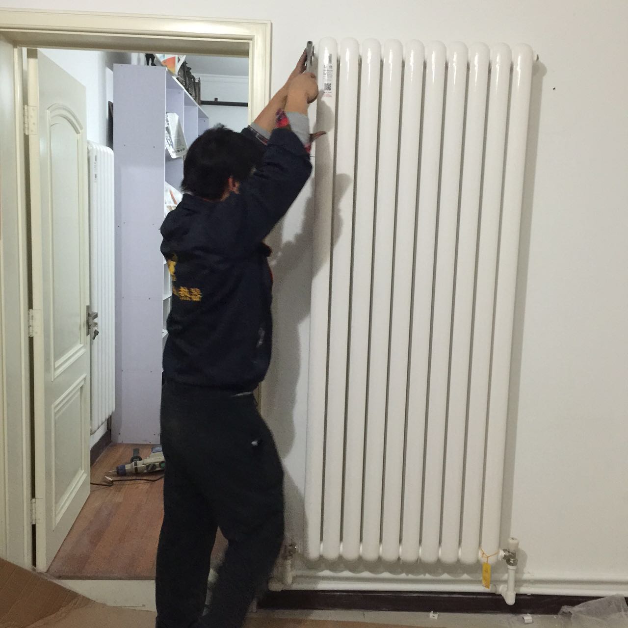 供暖后有一组暖气总是不热?多半是堵了