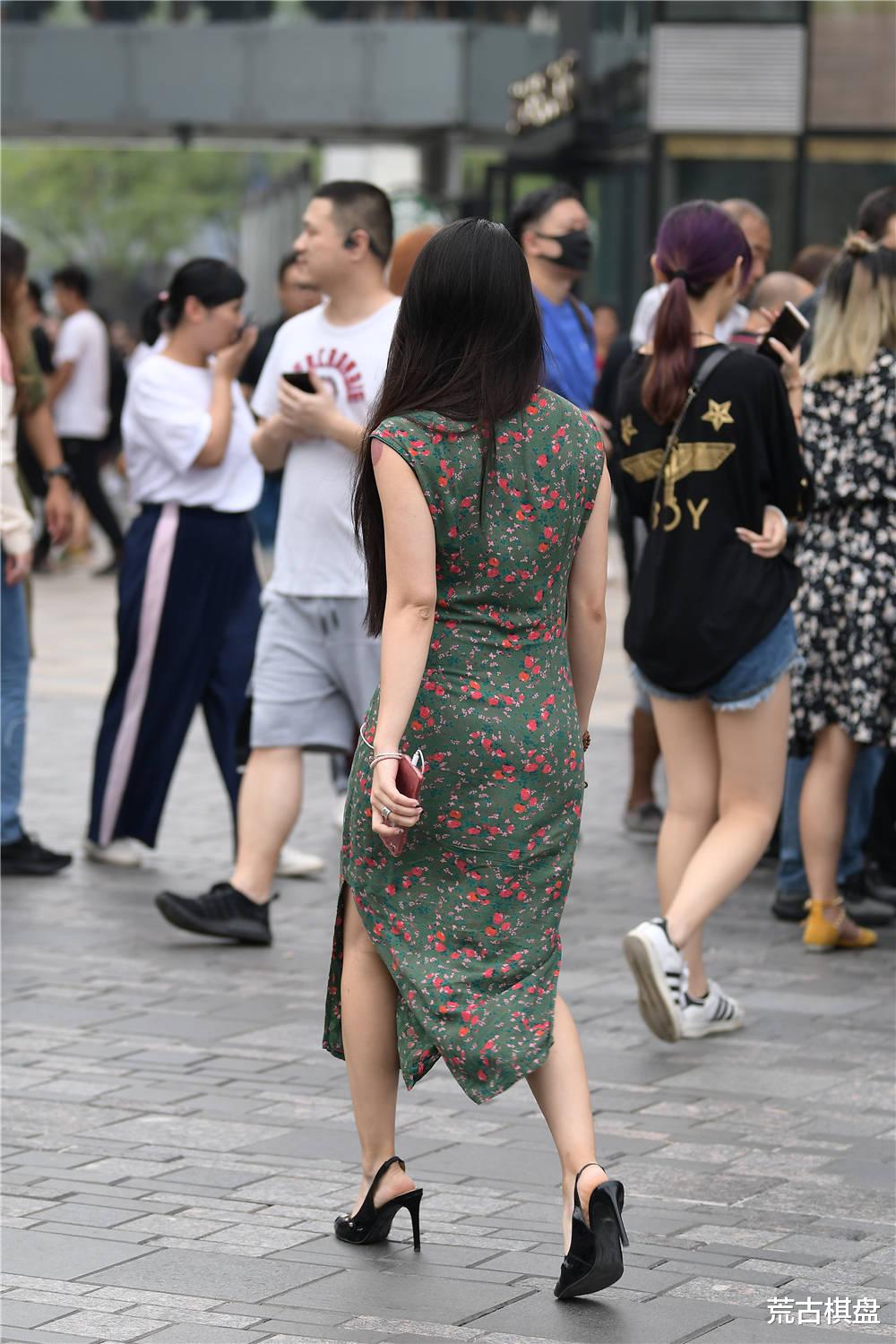 荒古棋盘|绿色连衣裙，红色碎花，搭配鱼嘴细跟凉鞋，衬托微胖身材