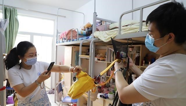 大学|大学辅导员的工资是多少?在看到收入后,网友:有点羡慕