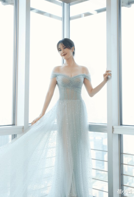 蓓小西|左小青浑身透着“女团感”,“真空”穿白西装裙,身材气质都太靓