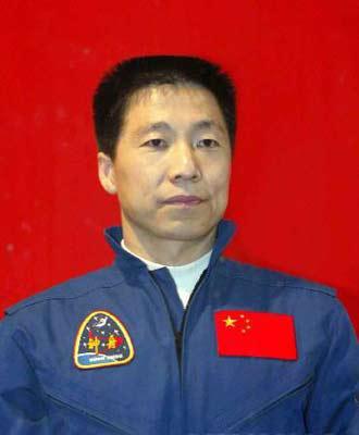 杨利伟 杨利伟回国后，为什么不能再上太空，也不敢露面呢？他现状如何？