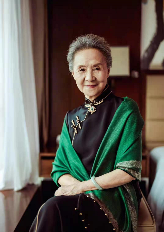 旗袍 “优雅奶奶”吴彦姝气质真好，旗袍配披肩温婉端庄，83岁风采依旧